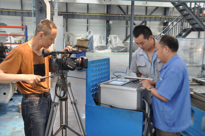 甘肅衛視記者來星火機床公司采訪拍攝