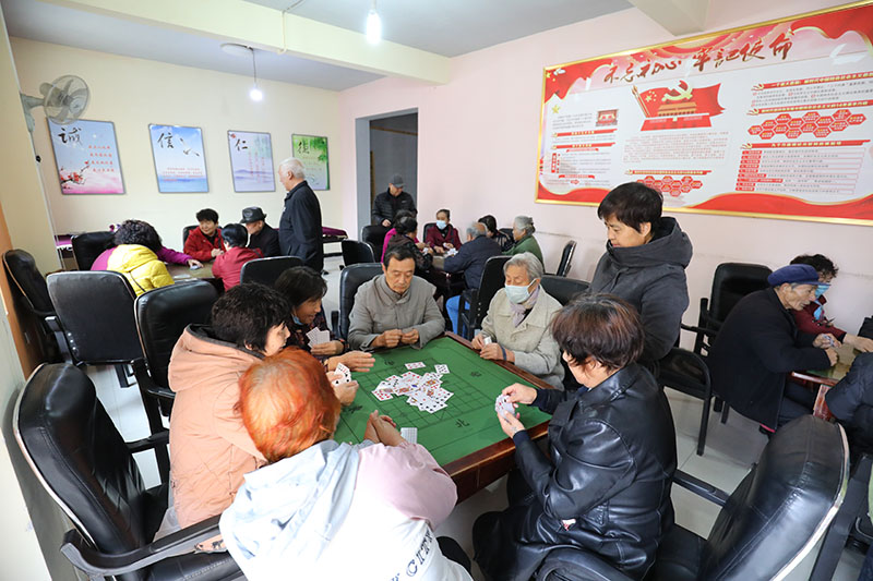 星火機(jī)床老職工開(kāi)展撲克比賽歡度重陽(yáng)