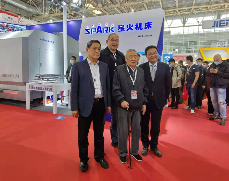 星火機床展臺吸引各方關注 主管部門行業領導專程參觀