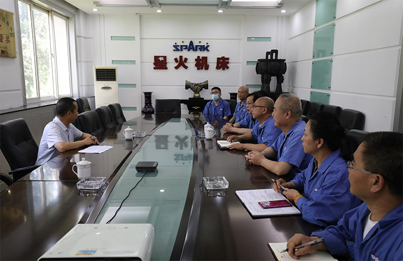 天水市國資委領導慰問星火機床公司一線黨員