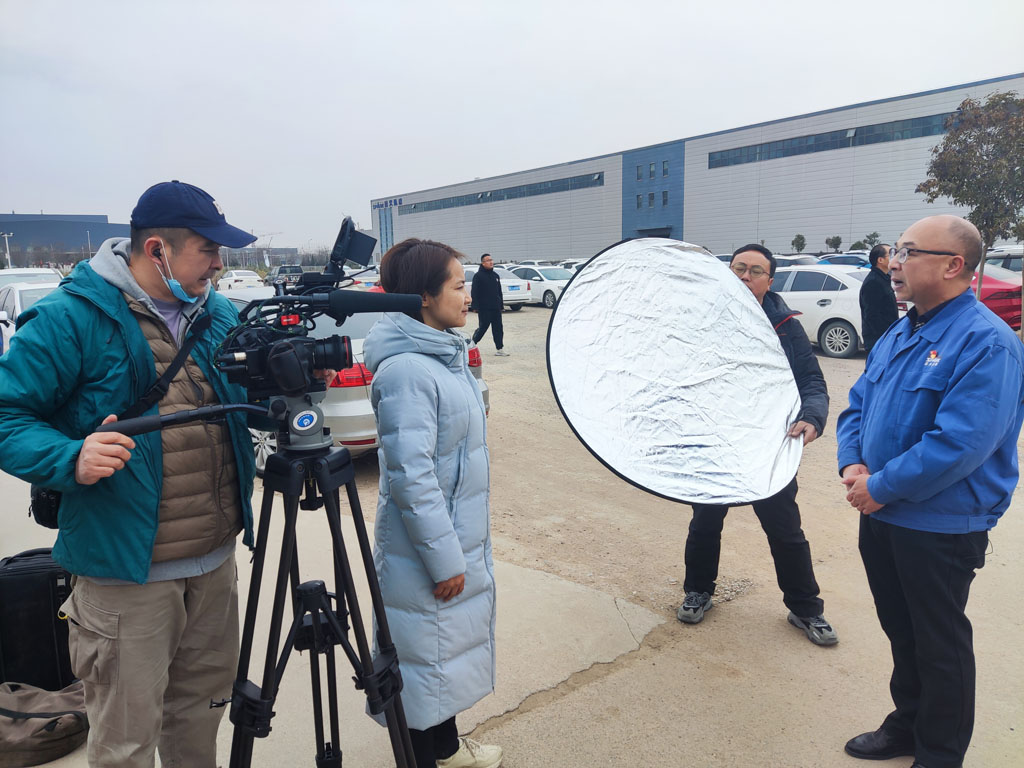 央視攝制組來星火機床公司拍攝紀錄片