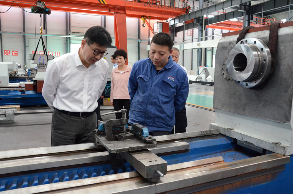 甘肅省委常委  副省長張錦剛在星火機床公司調研