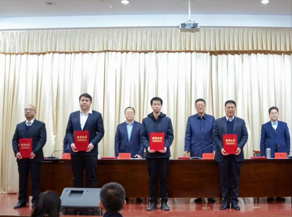 天水市召開第一屆科學研究暨麥積山文藝獎表彰大會 星火機床公司多軸聯動數控纏繞機床獲科學技術類一等獎