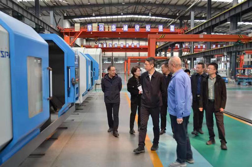 中國人民銀行甘肅分行黨委書記、行長黃富來星火機(jī)床公司調(diào)研