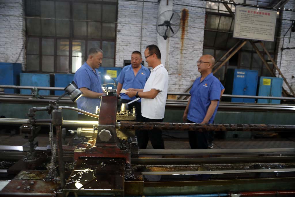 市國(guó)資委領(lǐng)導(dǎo)來星火公司慰問困難黨員