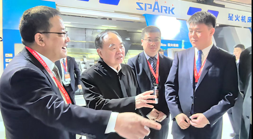 周濟院士蒞臨星火數控展位參觀指導