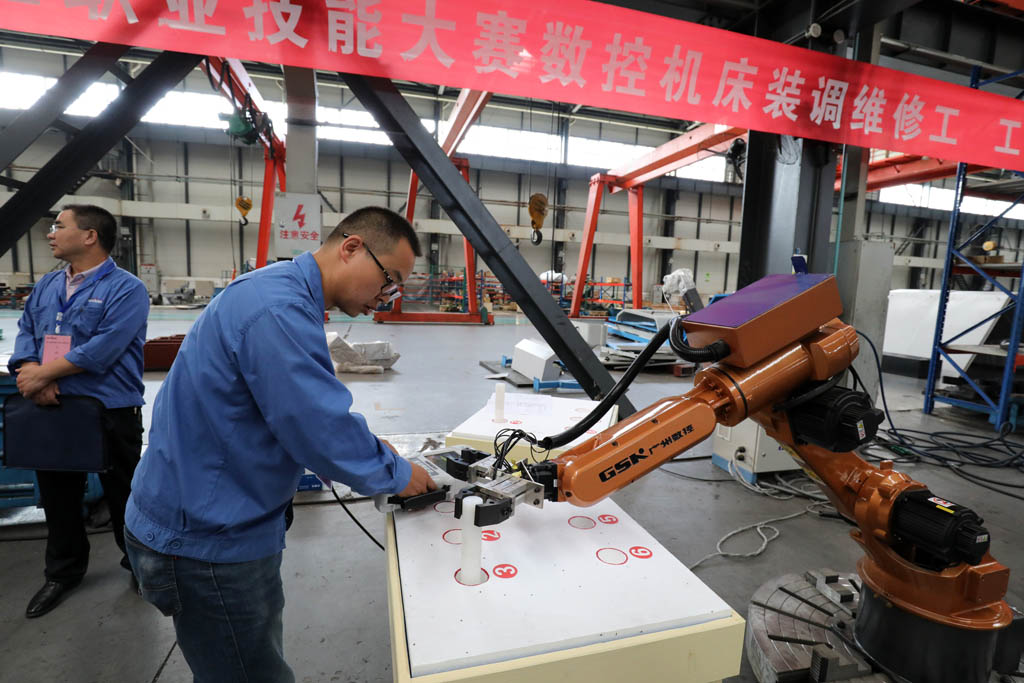 星火數控高級工程師張周平榮獲“天水工匠”稱號