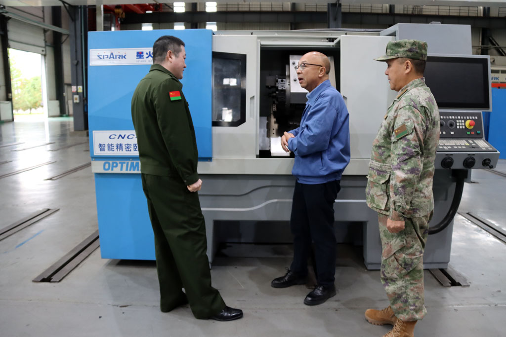 天水軍分區領導蒞臨星火數控公司參觀調研